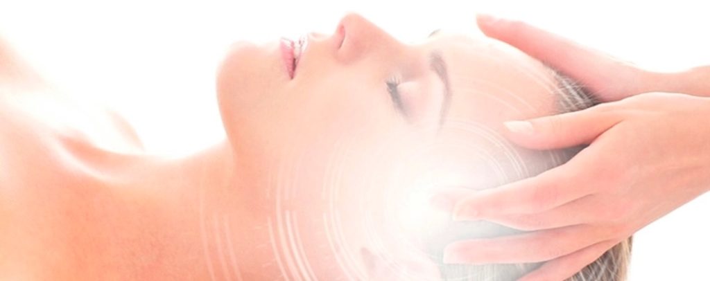 Mujer relajada mientras recibe un masaje