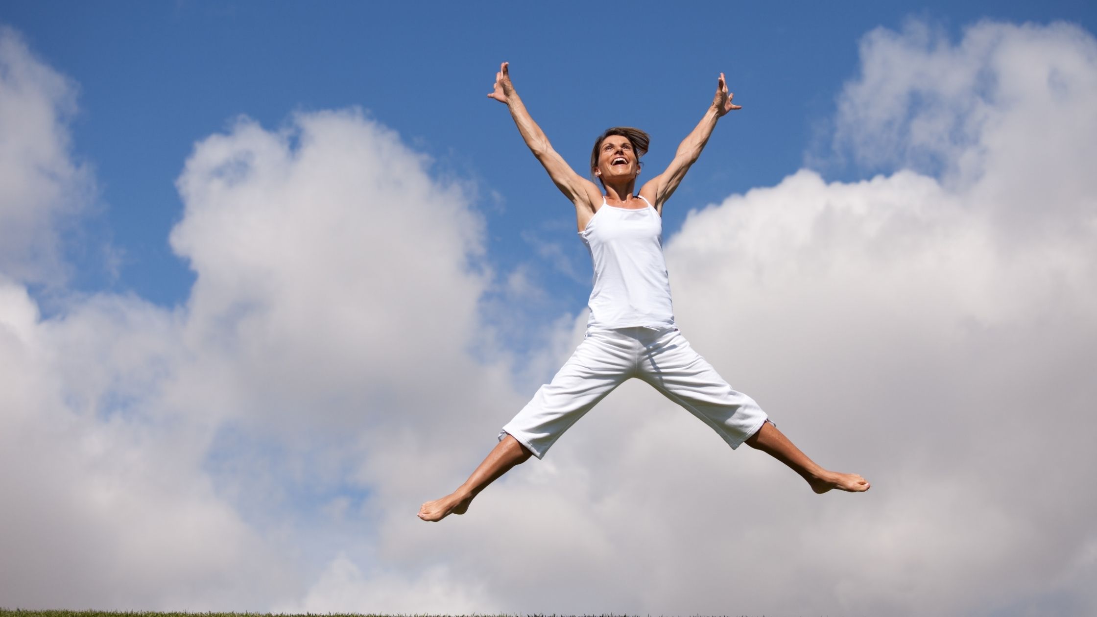 Mujer dando un salto para liberar su energía