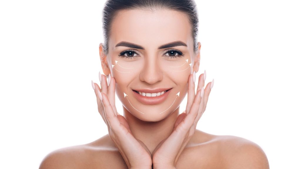 Rostro de mujer joven sonriendo mostrando sus líneas de expresión